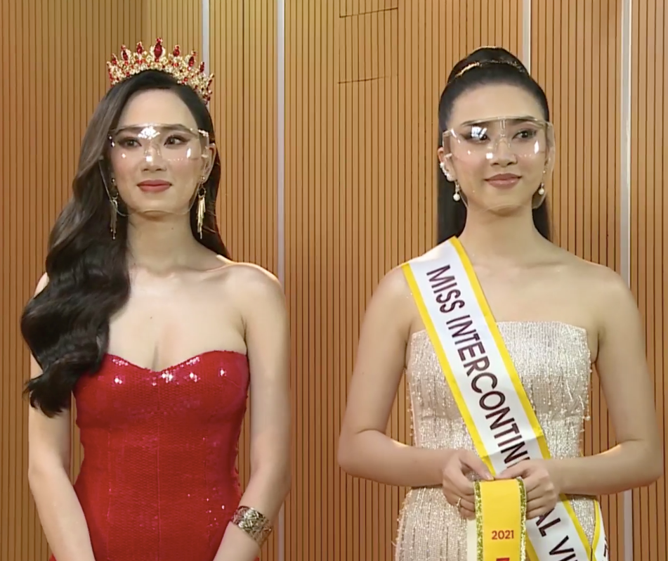 Chiều 26/9 đã diễn ra cuộc họp báo trực tuyến công bố người đẹp Trần Hoàng Ái Nhi trở thành đại diện Việt Nam tại cuộc thi Miss Intercontinental - Hoa hậu Liên lục địa 2021. Cô được Á hậu Thuý An - đại diện Việt Nam tại cuộc thi Hoa hậu Liên lục địa 2019 trao sash.