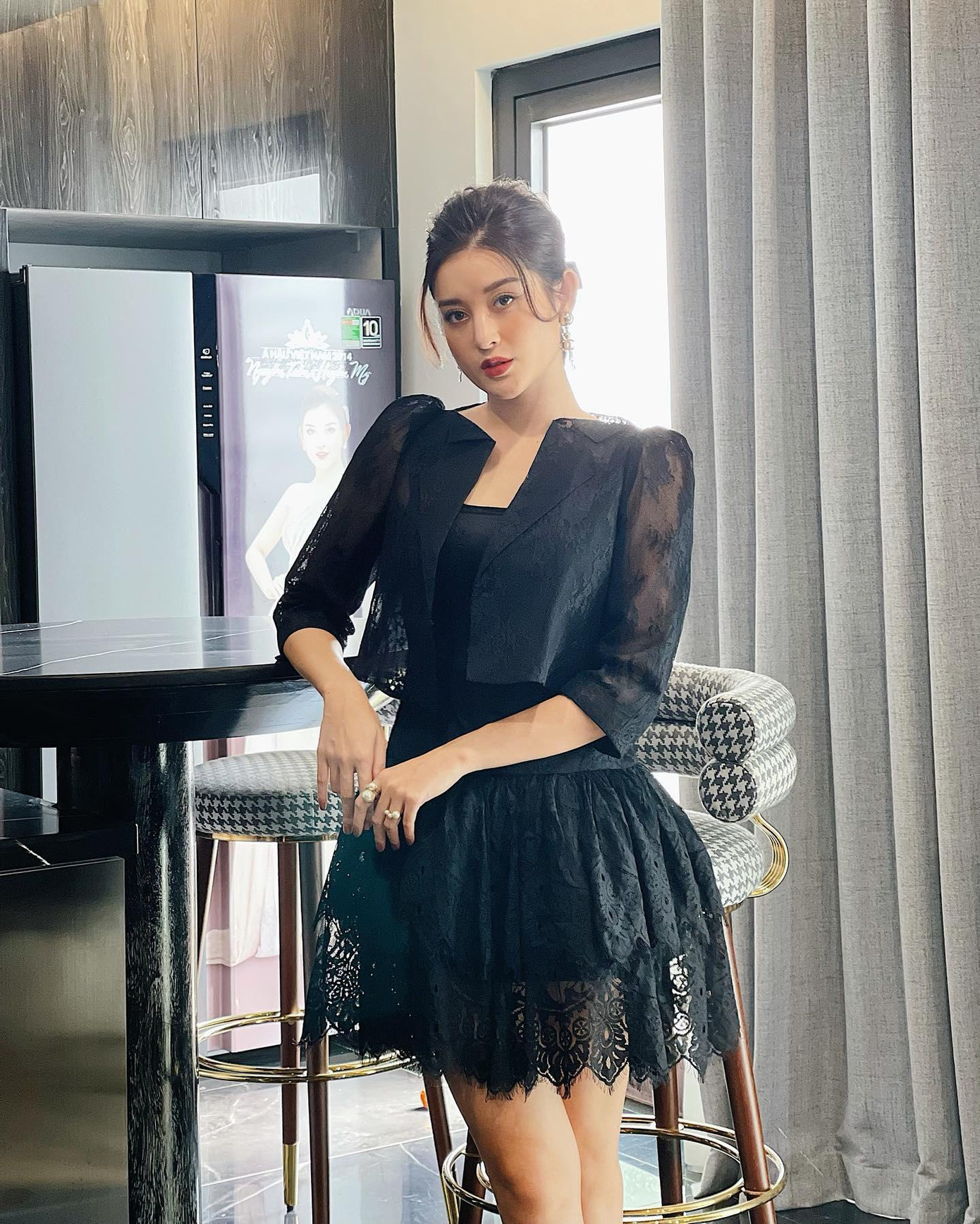 Á hậu Việt Nam 2014 diện váy chất liệu ren đẹp mắt phối cùng áo khoác thanh lịch.