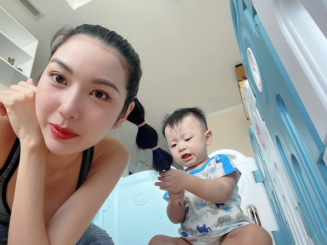 Á hậu Thuý Vân khoe khoảnh khắc đáng yêu bên cậu con trai.