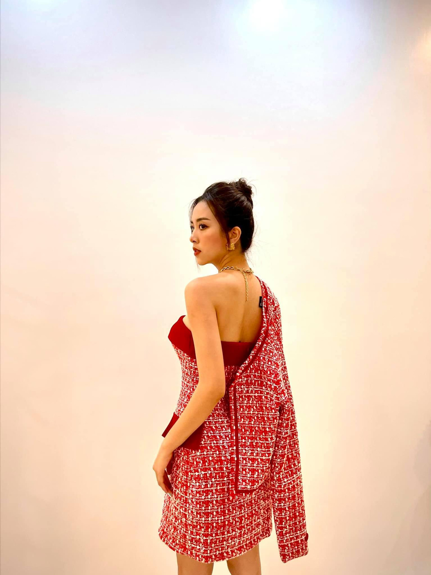 Thiết kế cúp ngực giúp Á hậu Thuý An khoe trọn vai trần quyến rũ.