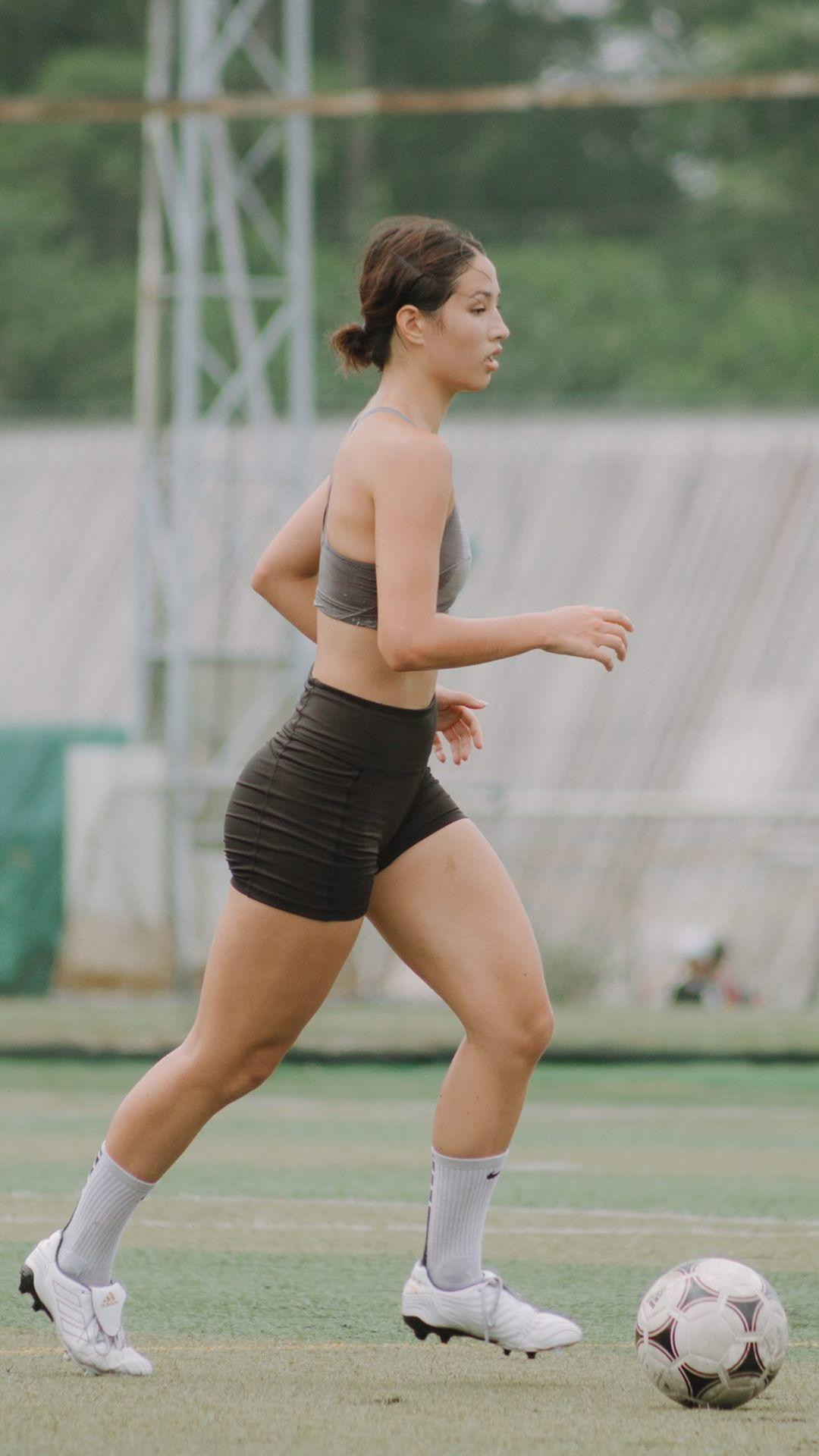 Lila Tan từng thi đấu cho đội tuyển bóng đá nam khi còn đi học, sau đó cô được ký hợp đồng với CLB Lion City Sailors.