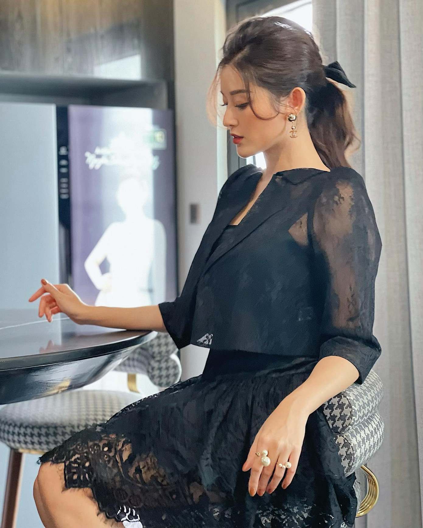 Cũng diện váy đen nhưng Á hậu Huyền My lại lựa chọn phong cách thanh lịch, yêu kiều như công chúa.