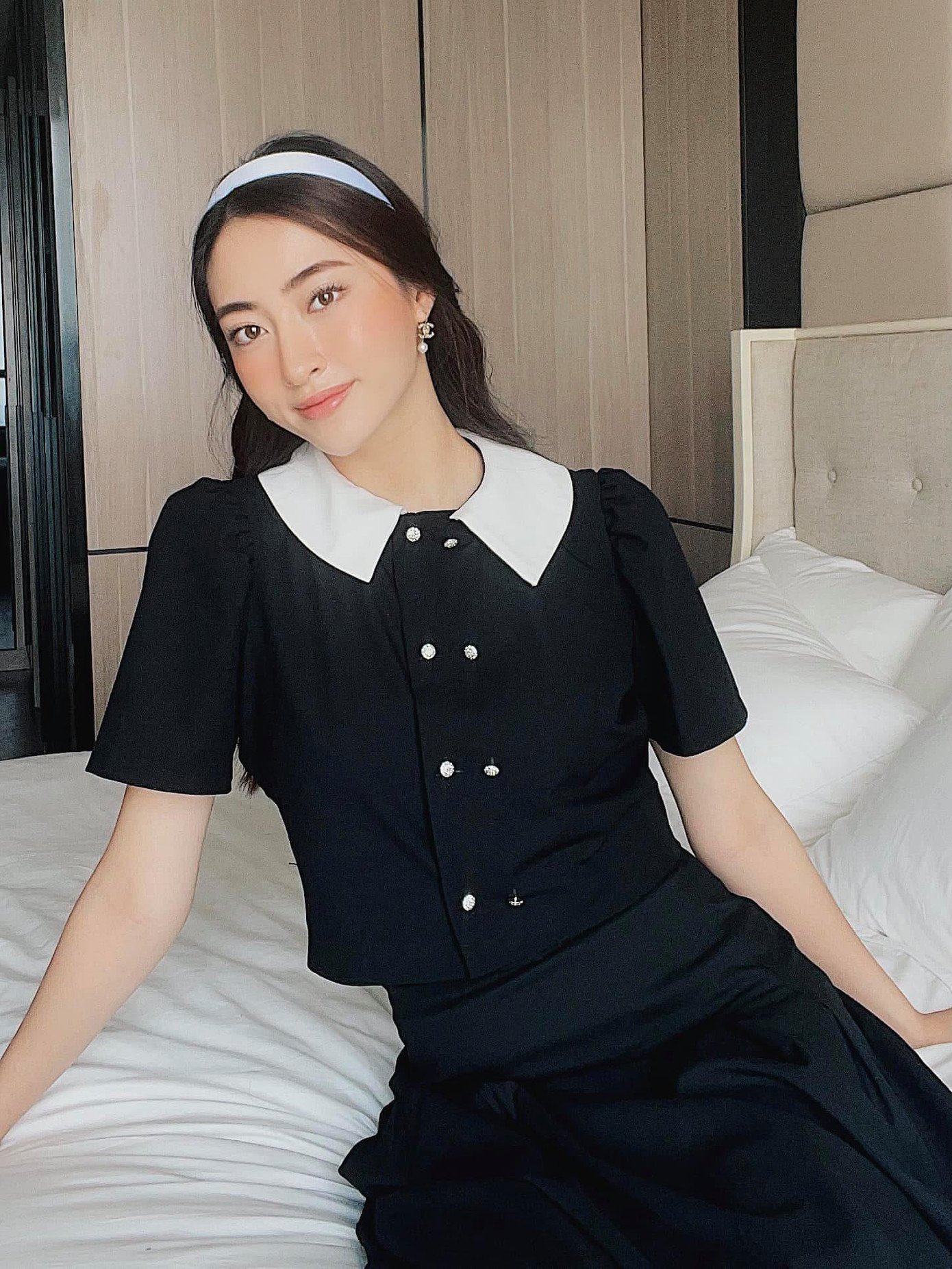 Hoa hậu Lương Thuỳ Linh yêu kiều như tiểu thư với set đồ thanh lịch.