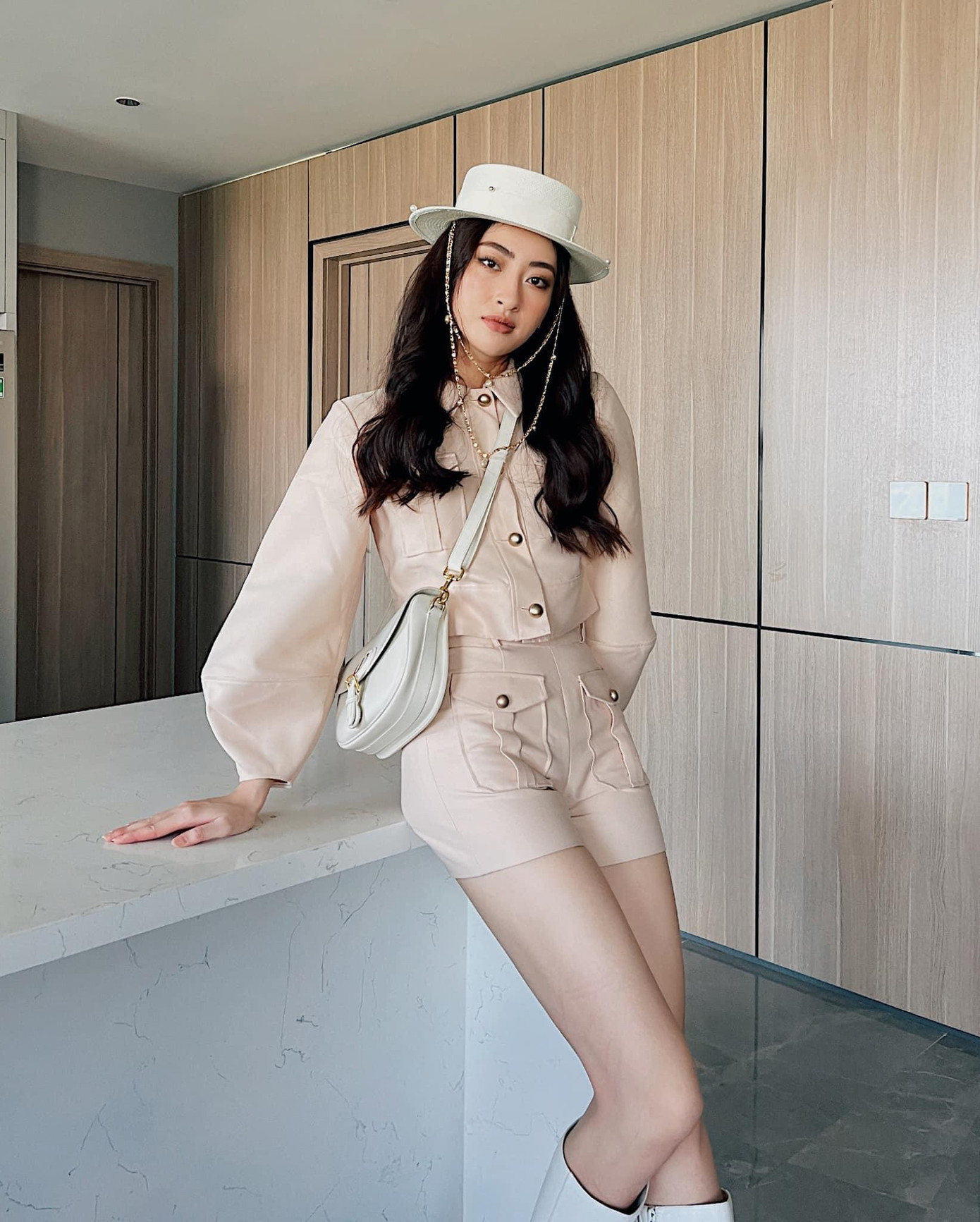 Nàng hậu xinh đẹp khoe khéo đôi chân dài 1m22 'trứ danh'.