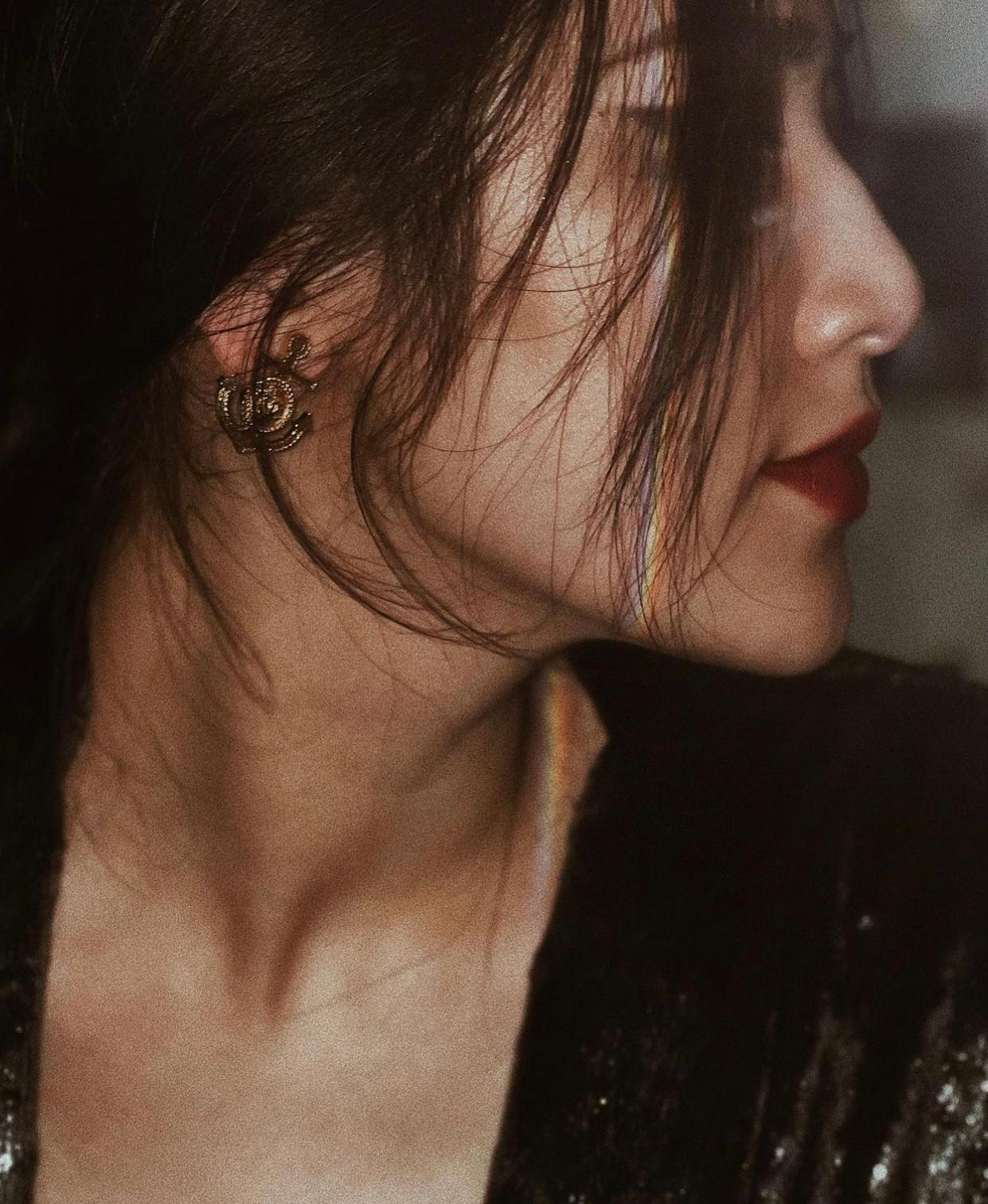 Á hậu Tú Anh đẹp tựa nàng thơ với nhan sắc ngày càng kiều diễm.