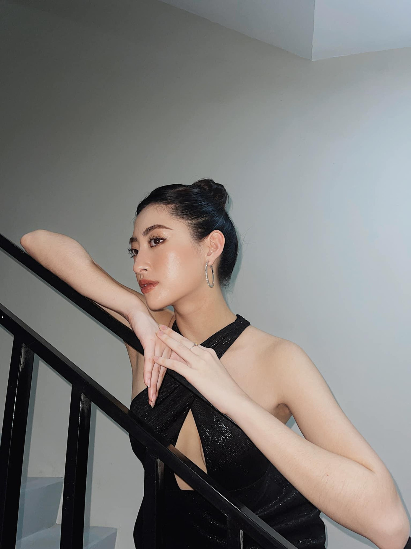 Thiết kế kiểu cổ yếm với chi tiết cắt xẻ táo bạo giúp Miss World Vietnam 2019 khoe trọn vòng một quyến rũ.