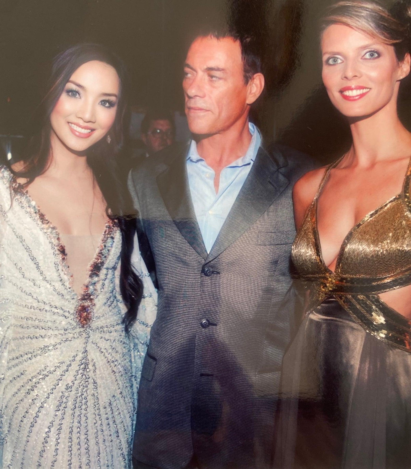 Liên hoan phim này quy tụ rất nhiều ngôi sao hạng A, hoàng gia, tỷ phú, chính khách. Trong ảnh, Giáng My chụp ảnh cùng siêu sao hành động Hollywood Van Damme - nổi tiếng với biệt danh "Anh chàng cơ bắp Brussels”. Van Damme được biết tới qua rất nhiều bộ phim hành động "bom tấn" như Bloodsport, Kickboxer, Hard Target, và Timecop...