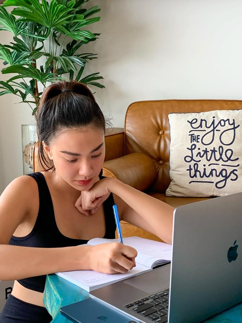 Á hậu Kim Duyên chăm chỉ luyện tập chuẩn bị cho cuộc thi Miss Universe 2021.