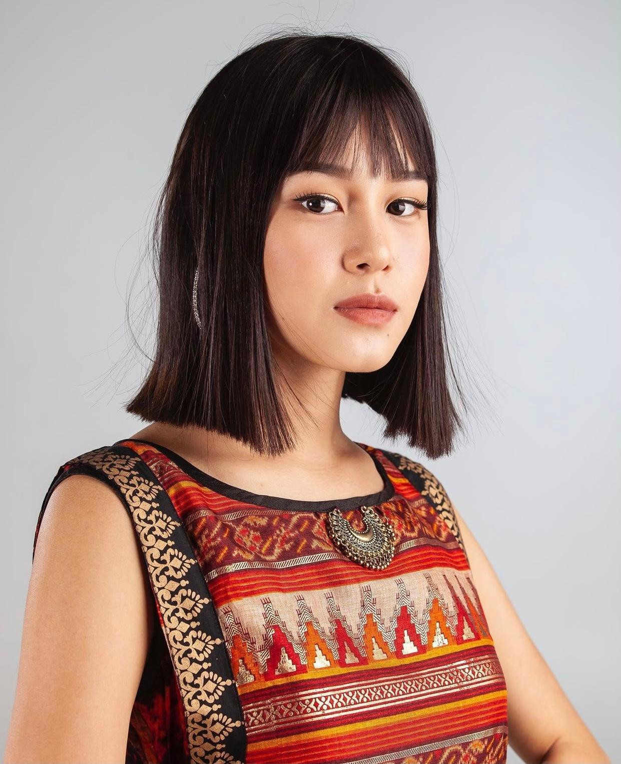 Cô sở hữu nhan sắc trong sáng, duyên dáng đậm chất châu Á. Cô sở hữu nhan sắc trong sáng, duyên dáng đậm chất châu Á.