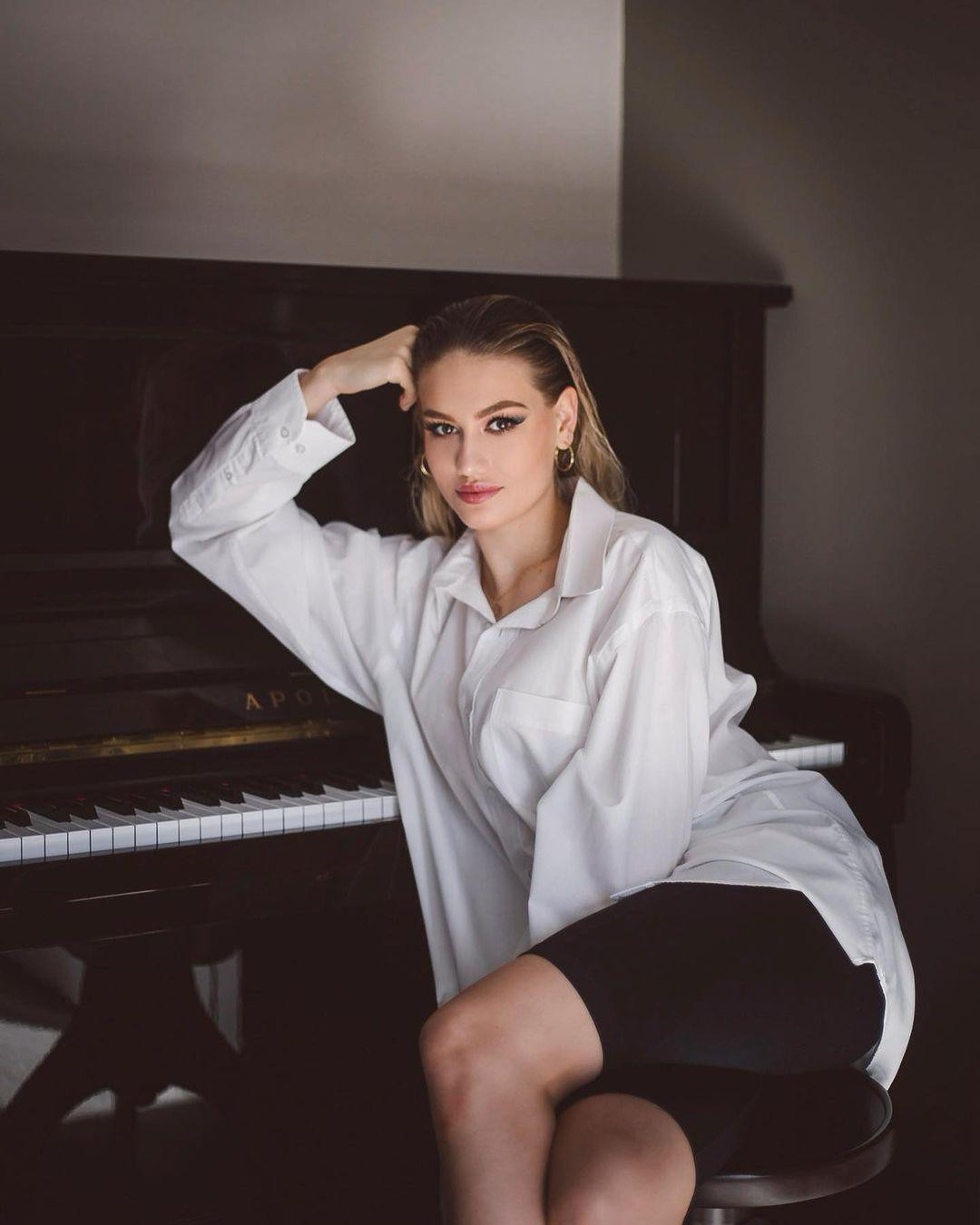 Adela Stroffekova là một trong những thí sinh lọt vào chung kết cuộc thi Miss Czech Republic 2021, tuy nhiên cuộc thi này đã bị huỷ do dịch COVID-19. Adela Stroffekova là một trong những thí sinh lọt vào chung kết cuộc thi Miss Czech Republic 2021, tuy nhiên cuộc thi này đã bị huỷ do dịch COVID-19.