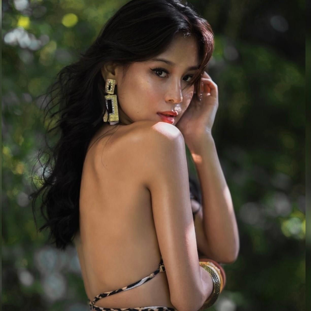 Zomkey có thể nói được tiếng Anh, Pháp và Đức. Zomkey có thể nói được tiếng Anh, Pháp và Đức.