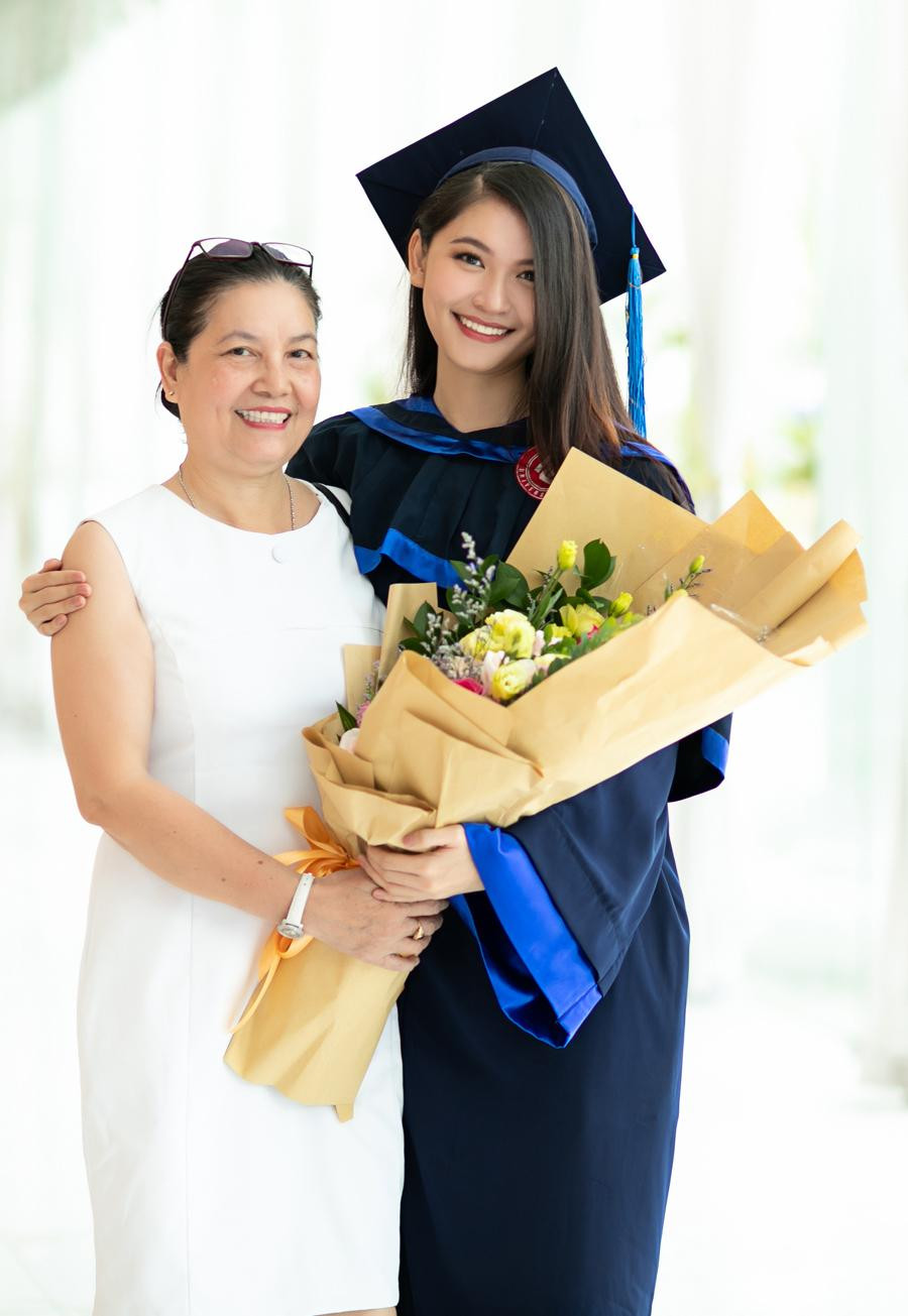 Được biết đến là người đẹp có nhiều tài lẻ và trình độ tiếng Anh ấn tượng, Á hậu Thuỳ Dung từng tốt nghiệp chuyên ngành Tài chính quốc tế, Đại học Ngoại thương TP. HCM vào năm 2018. Hiện tại, cô theo đuổi sự nghiệp MC song ngữ và được khán giả yêu mến.