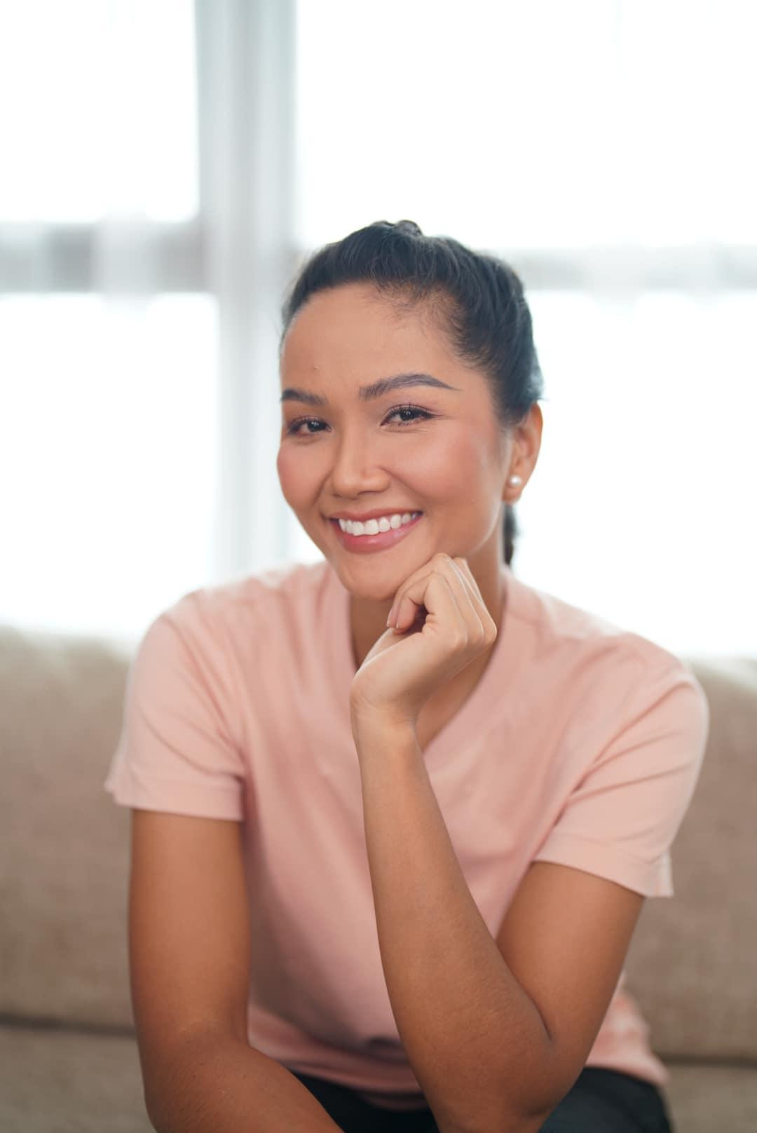 Hoa hậu H'Hen Niê tích cực livestream trong thời gian ở nhà chống dịch. Hoa hậu H'Hen Niê tích cực livestream trong thời gian ở nhà chống dịch.