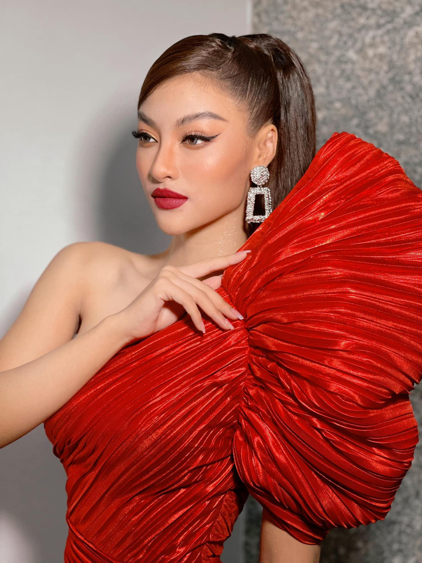Á hậu Kiều Loan khoe nhan sắc đầy kiêu sa, lộng lẫy trong bộ váy đỏ lệch vai cực lỳ lộng lẫy.