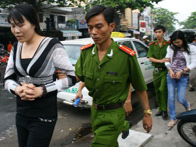 Chủ quán Nguyễn Thị Anh (bên trái) cùng nhân viên Nguyễn Thị Hương bị bị công an bắt tạm giam