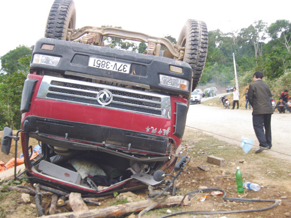 Hiện trường vụ tai nạn lật xe kinh hoàng. Ảnh :Phan Sáng