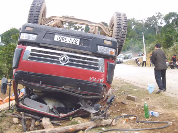 Hiện trường vụ tai nạn lật xe kinh hoàng. Ảnh :Phan Sáng. Hiện trường vụ tai nạn lật xe kinh hoàng. Ảnh :Phan Sáng