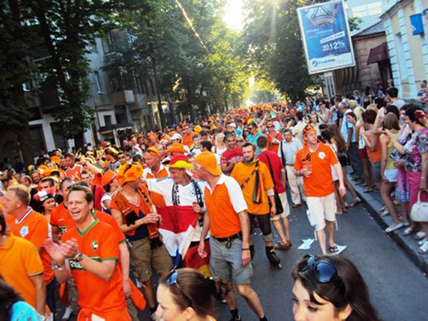 CĐV Hà Lan diễu hành trên đường phố Kharkov. CĐV Hà Lan diễu hành trên đường phố Kharkov