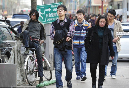  Tạo dáng trên chiếc xe đạp