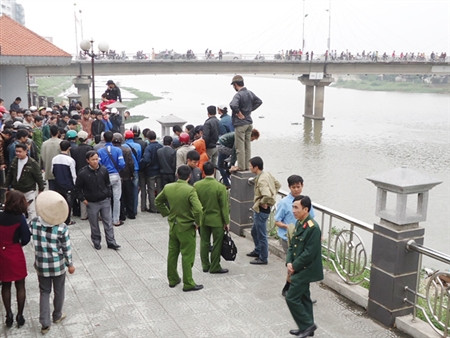Người dân hiếu kỳ kéo đến xem