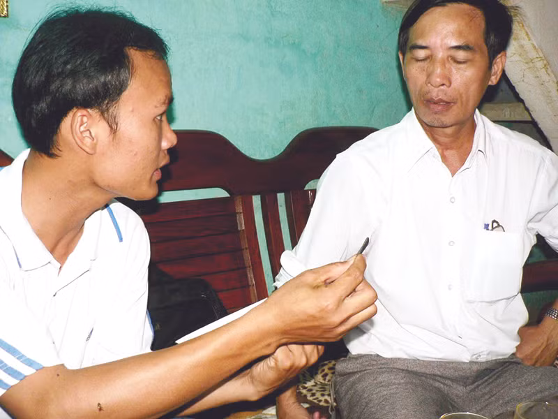 Gia đình chị Hiền trao đổi về công dụng của viên ngọc rắn thần kỳ. Ảnh: Nguyễn Huy