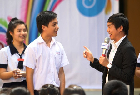 ThS Nguyễn Hoàng Khắc Hiếu (phải) băn khoăn trước việc HS học kiến thức rất nhiều nhưng thiếu các kỹ năng sống cơ bản nhất