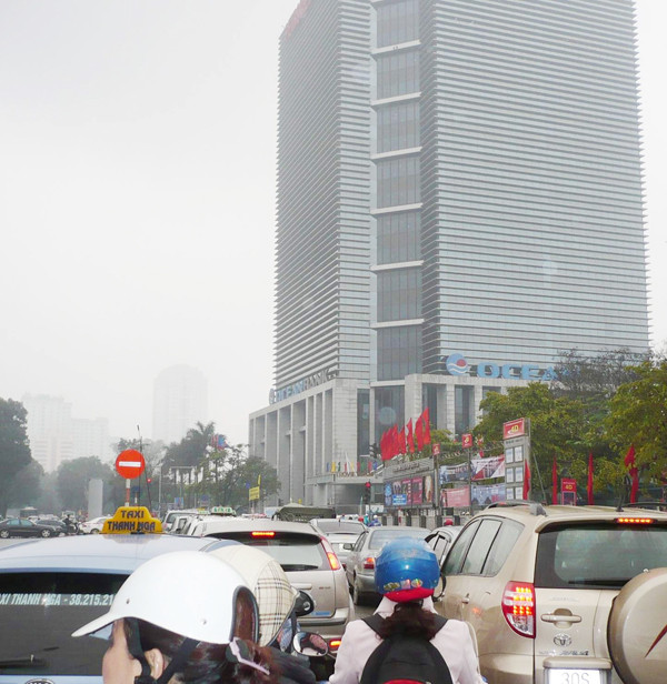 Quanh các cao ốc thường xuyên ùn tắc (ảnh chụp tuyến phố Láng Hạ). Ảnh: Trọng Đảng. Quanh các cao ốc thường xuyên ùn tắc (ảnh chụp tuyến phố Láng Hạ). Ảnh: Trọng Đảng