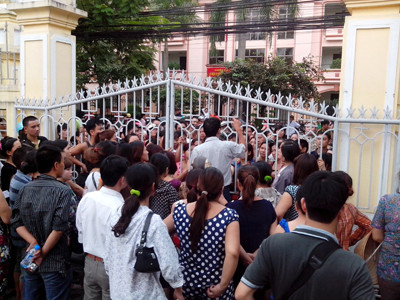 Rất đông tiểu thương tập trung trước cổng UBND tỉnh Hải Dương đề nghị làm rõ vụ cháy khiến họ trắng tay . Rất đông tiểu thương tập trung trước cổng UBND tỉnh Hải Dương đề nghị làm rõ vụ cháy khiến họ trắng tay