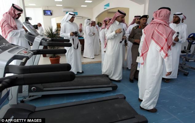 Các tù nhân ở nhà tù này được tập thể dục trong nhà với các dụng cụ tập rất hiện đại 