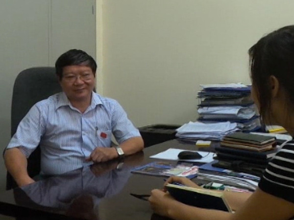 Ông Lê Như Tiến - phó Chủ nhiệm UB VH GD Thanh thiếu niên nhi đồng trao đổi với phóng viên