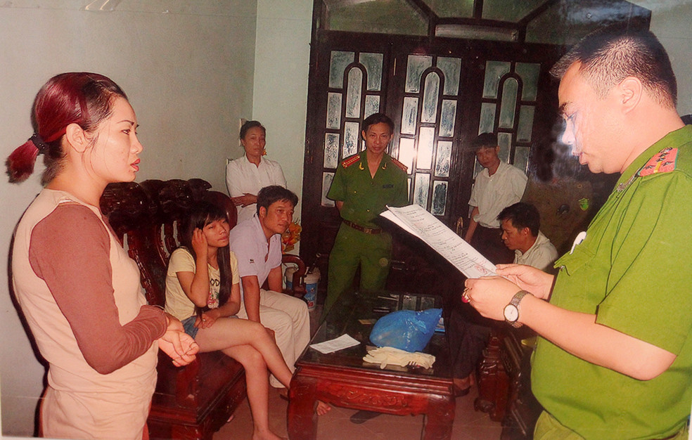 Khám nhà đối tượng Hương (ảnh CQĐT cung cấp). Khám nhà đối tượng Hương (ảnh CQĐT cung cấp)