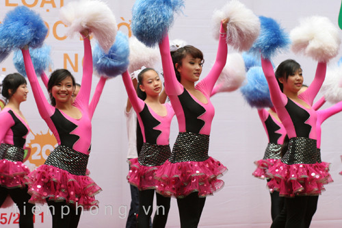 Cuộc thi được hâm nóng bằng màn thể dục nhịp điệu tập thể