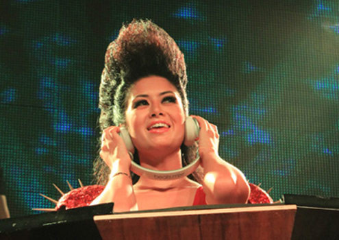 Vẻ sexy của nữ DJ gốc Việt lôi cuốn các vị khách. Ảnh: Bình Minh (VnExpress). Vẻ sexy của nữ DJ gốc Việt lôi cuốn các vị khách. Ảnh: Bình Minh (VnExpress)