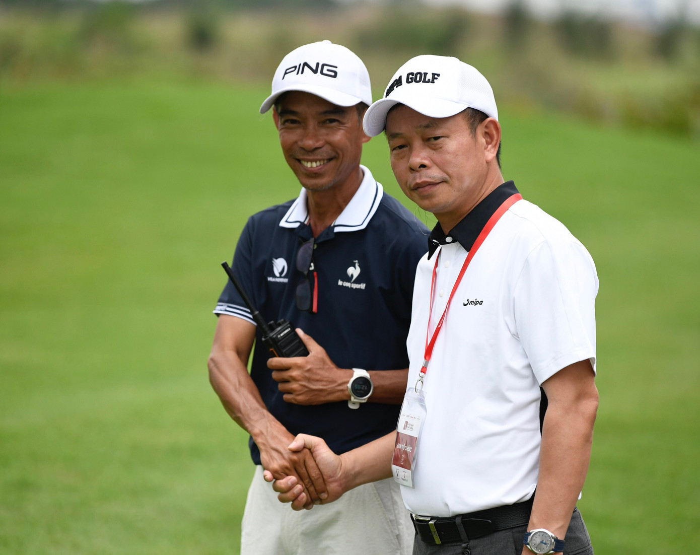 Nhà báo Phùng Công Sưởng trao đổi cùng trọng tài R&amp;A Level 3 Khoa Trần.