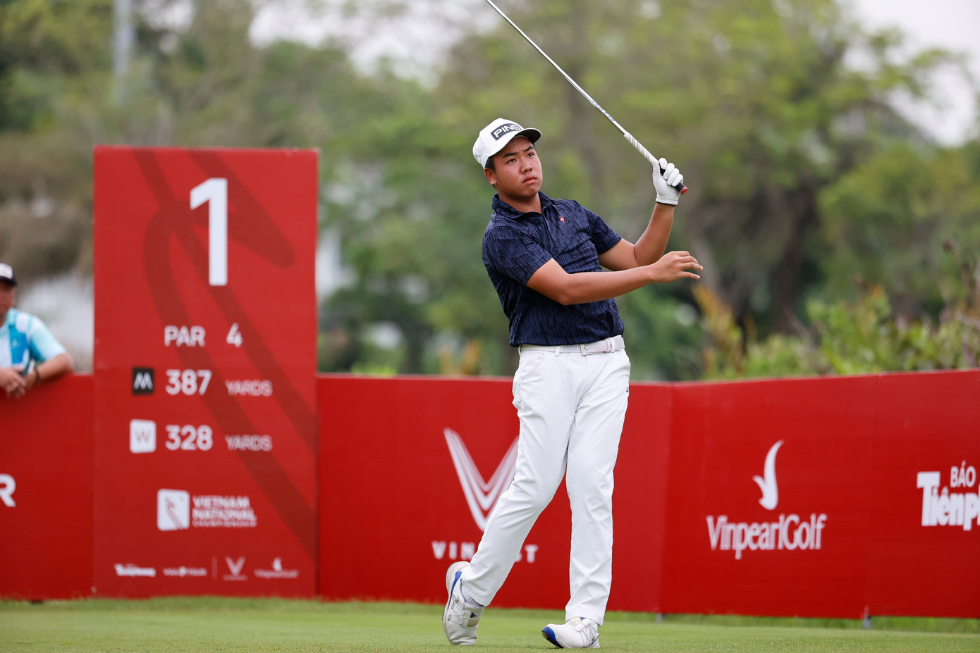 Nguyễn Đặng Minh, người khai màn giải đấu với thành tích ấn tượng 66 gậy (-6), bỏ cách tới 4 gậy so với người bám đuổi phía sau là Huy chương Đồng SEA Games Nguyễn Anh Minh, lại tụt phong độ ở vòng 2. Đặng Minh mắc tới 5 điểm bogey, trong khi chỉ ghi được 2 birdie, qua đó kết thúc vòng 2 với 75 gậy (+3). Tổng điểm (-3) gậy đẩy golfer 18 tuổi xuống vị trí thứ 2 trên bảng xếp hạng.