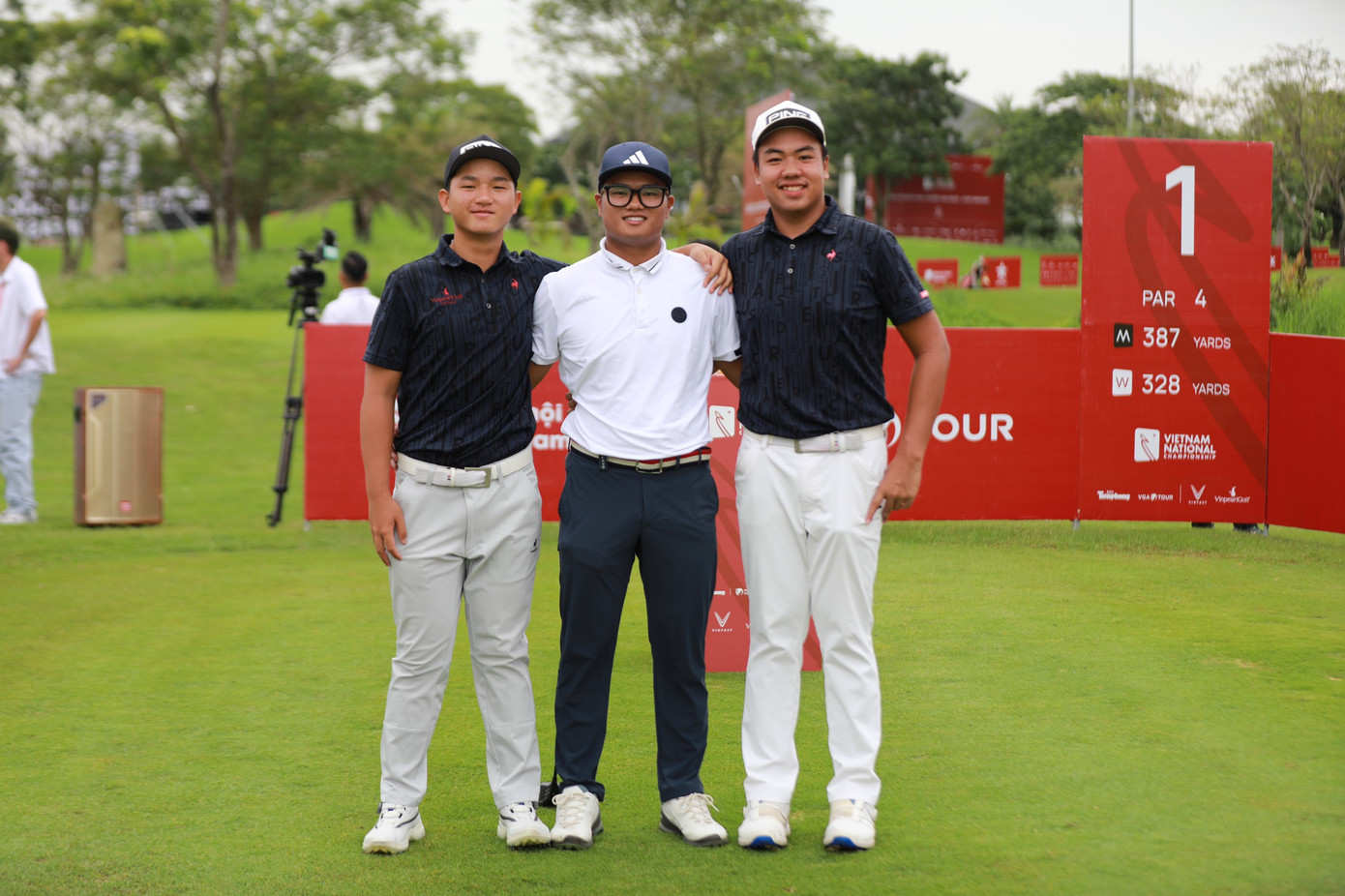 Nguyễn Nhất Long, Nguyễn Đặng Minh, Nguyễn Anh Minh xuất phát từ hố số 1 lúc 8h12, nhóm thi đấu cuối cùng trong ngày thi đấu áp chót tại Giải Vô địch Golf Quốc gia năm 2023 – Cúp VinFast.