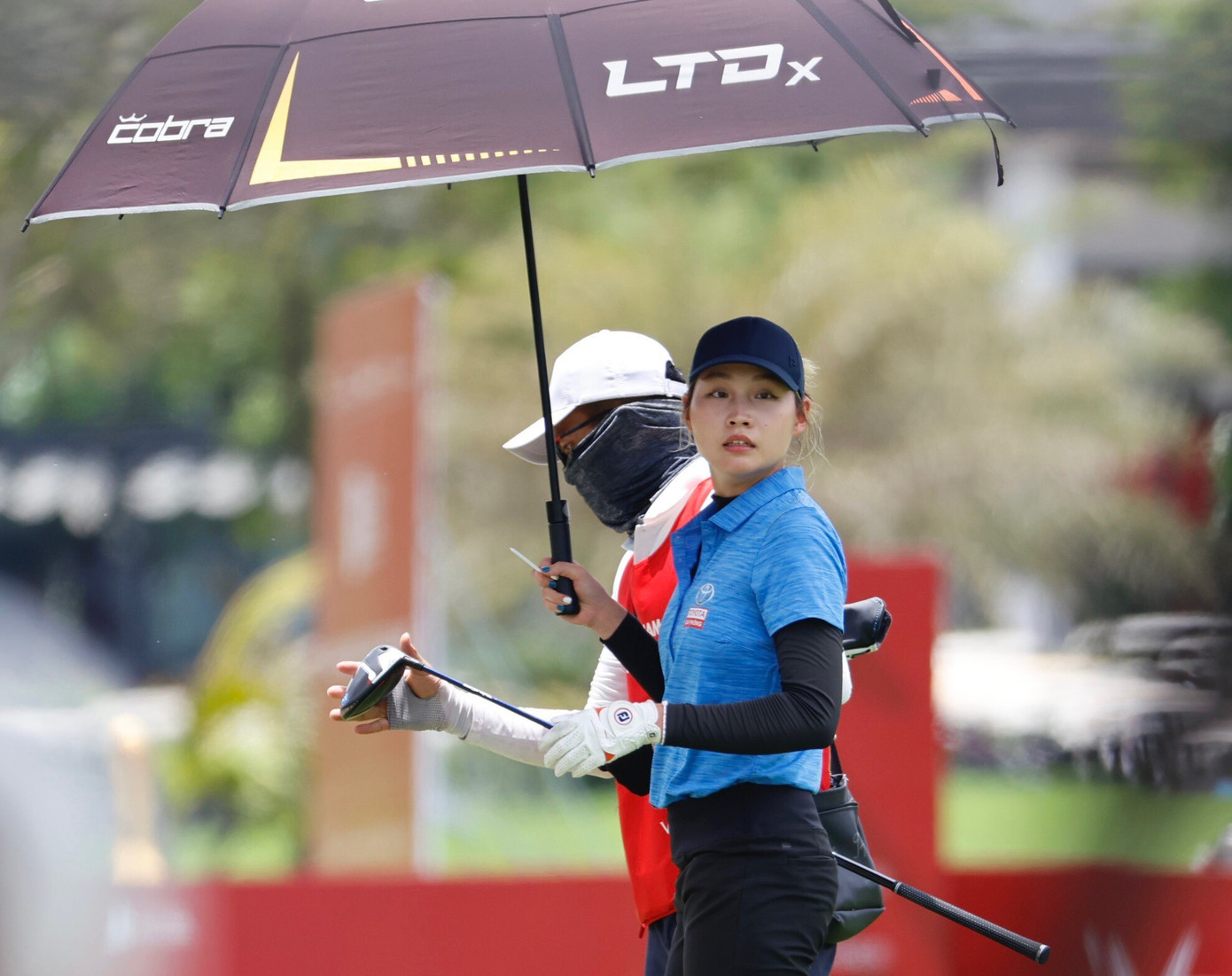 Trong khi đó, Khuê Minh đạt điểm (+4) và tạm xếp ở vị trí thứ 2, đồng hạng với golfer trẻ Nguyễn Viết Gia Hân.