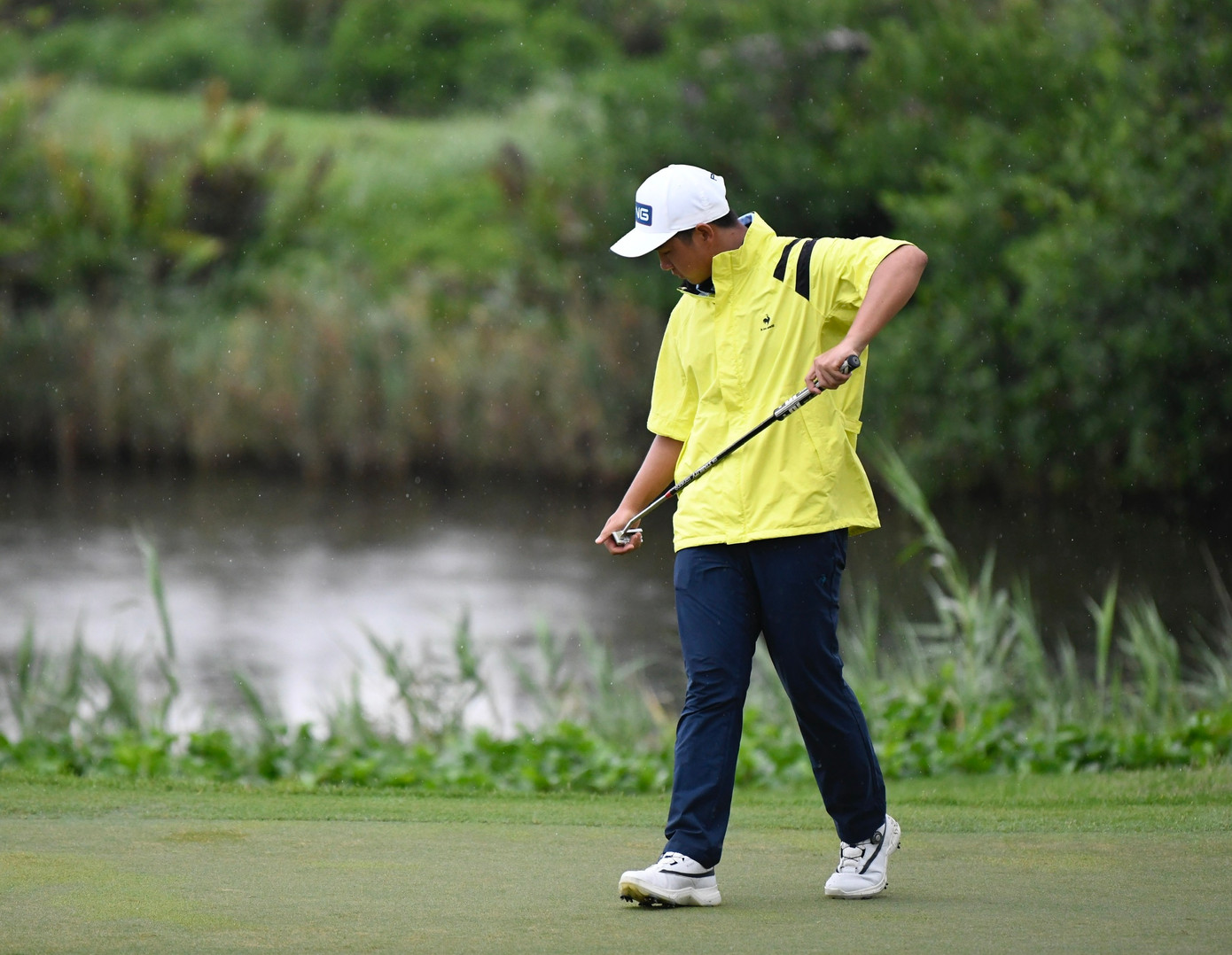 Qua 10 hố đấu, Anh Minh đang tạm dẫn đầu với tổng điểm (-4). Nguyễn Nhất Long bám đuổi sít sao với khoảng cách 1 gậy.