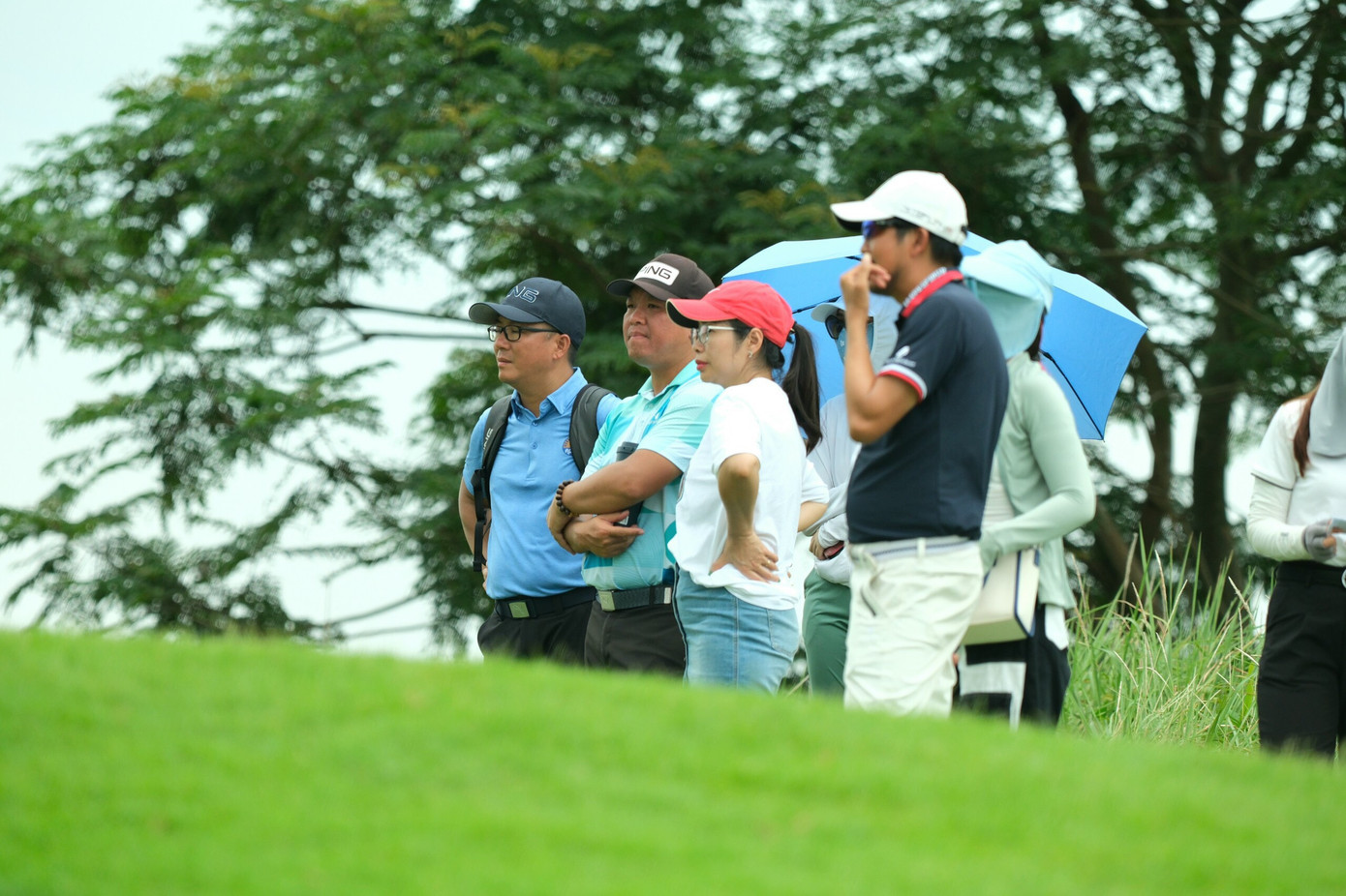 Rất đông khán giả đi theo cổ vũ nhóm 3 ứng viên vô địch suốt 18 hố đấu.