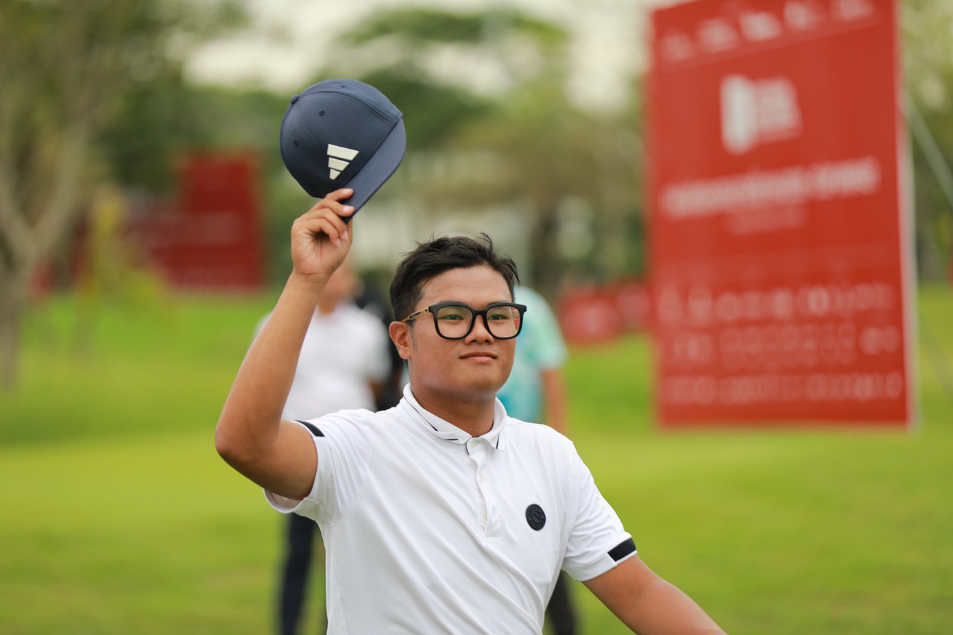 Sau 2 vòng đầu, Nguyễn Nhất Long đã tạo nên cuộc lật đổ ngoạn mục và giành ngôi đầu bảng từ tay golfer Nguyễn Đặng Minh. Golfer 20 tuổi này ghi sáu birdie và hai bogey - chia đều cho mỗi nửa sân, để khép lại vòng 2 với 68 gậy (-4). Với tổng điểm (-5), Nhất Long vươn lên độc chiếm vị trí số 1 bảng nam khi vào vòng áp chót hôm nay.