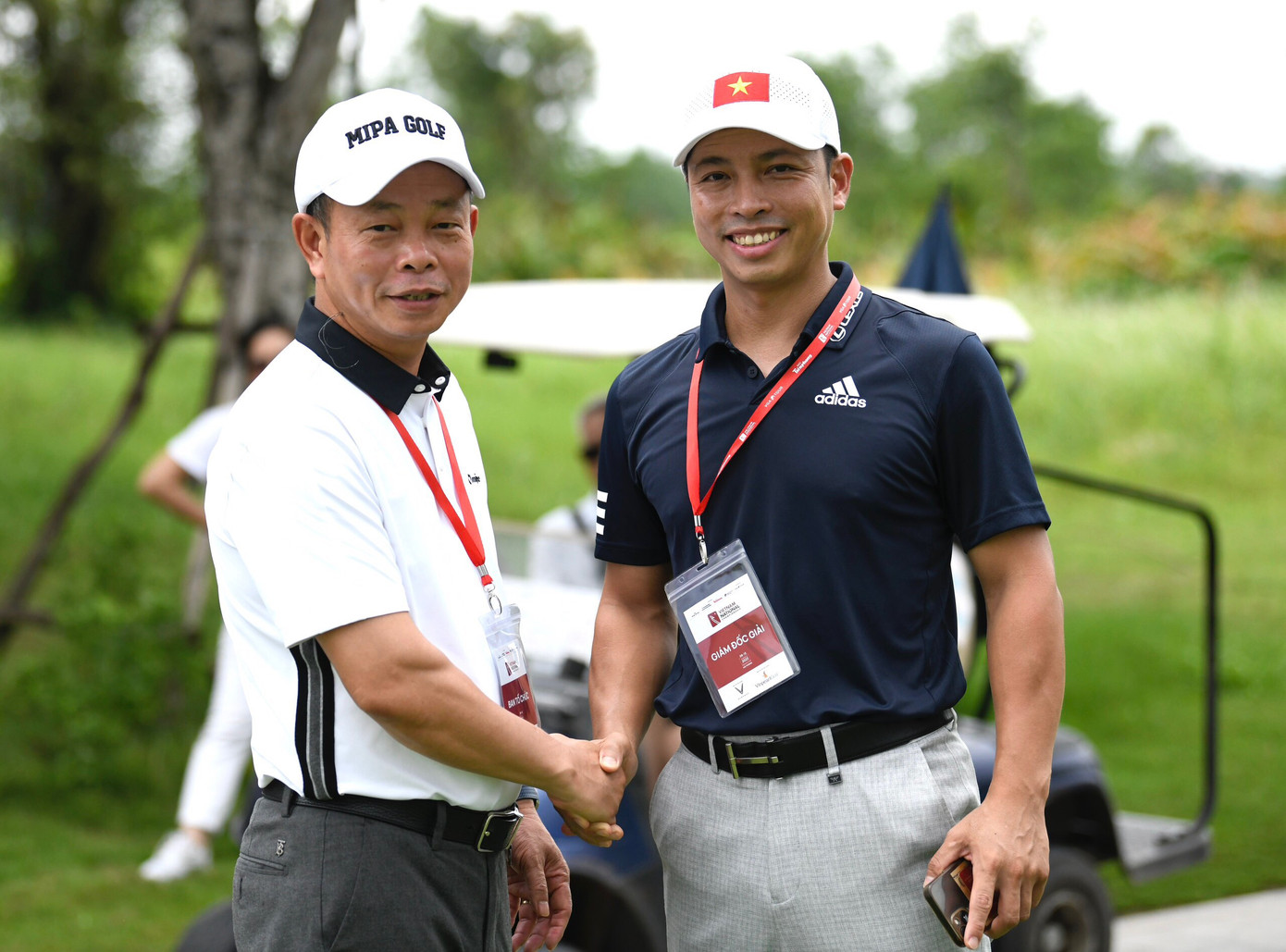 Nhà báo Phùng Công Sưởng và ông Nguyễn Thái Dương - Phó Tổng thư ký Hiệp Hội Golf Việt Nam, Giám đốc Giải Vô địch Golf Quốc gia năm 2023 – Cúp VinFast kiểm tra công tác tổ chức giải.