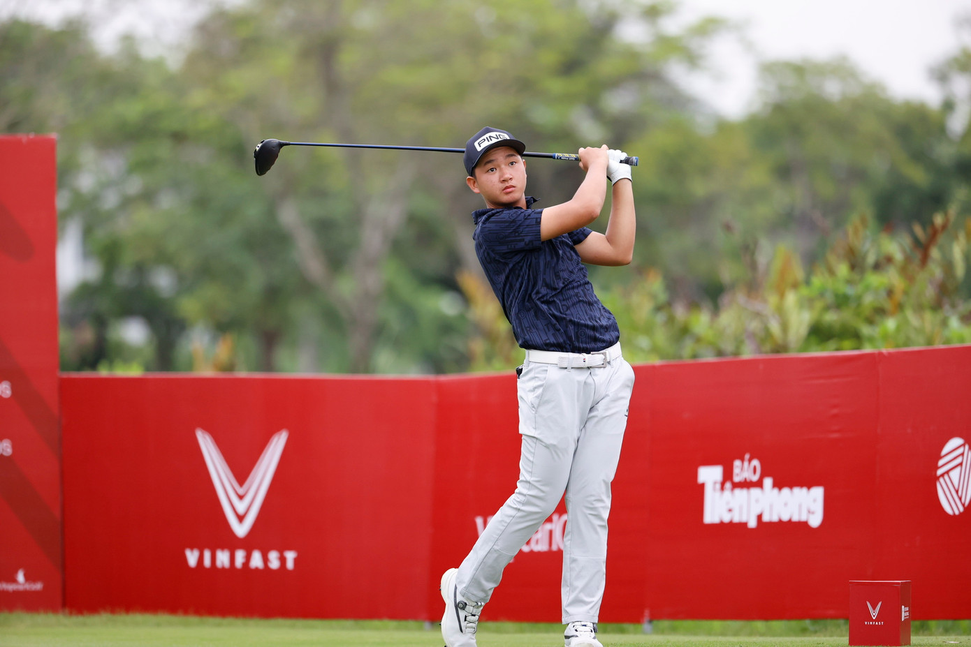 Trong khi đó, Nguyễn Anh Minh duy trì phong độ ổn định với vòng đấu 71 gậy (-1) ở vòng 2, cùng chia sẻ vị trí thứ 2 với Nguyễn Đặng Minh với tổng điểm (-3).