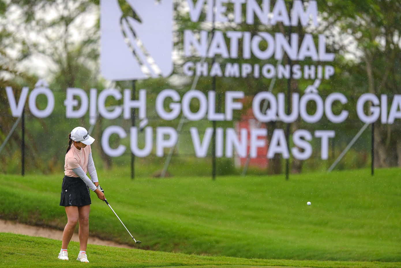 Xuất phát từ hố số 10, hơn nửa chặng đầu Lê Chúc An chưa ghi được birdie nào, có tới 4 bogey. Thời tiết đang ảnh hưởng tới những cú đánh chính xác của Chúc An.