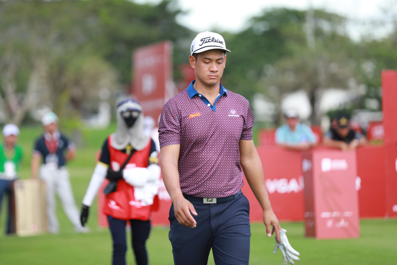 Trong khi đó, Trương Chí Quân khởi động chậm chạp với bogey ngay hố khởi sự, còn lại đều par và đang ở đồng hạng 25 với điểm tổng +7.