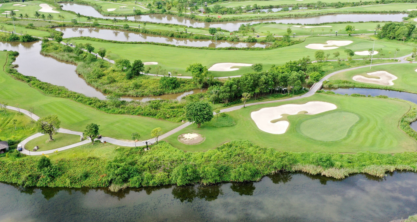 Chinh phục những đường fairway và khu vực đẩy bóng lượn sóng rộng rãi, sân đầm lầy có nhiều mạo hiểm nhưng không kém phần thú vị cho các tay gôn tham dự giải.