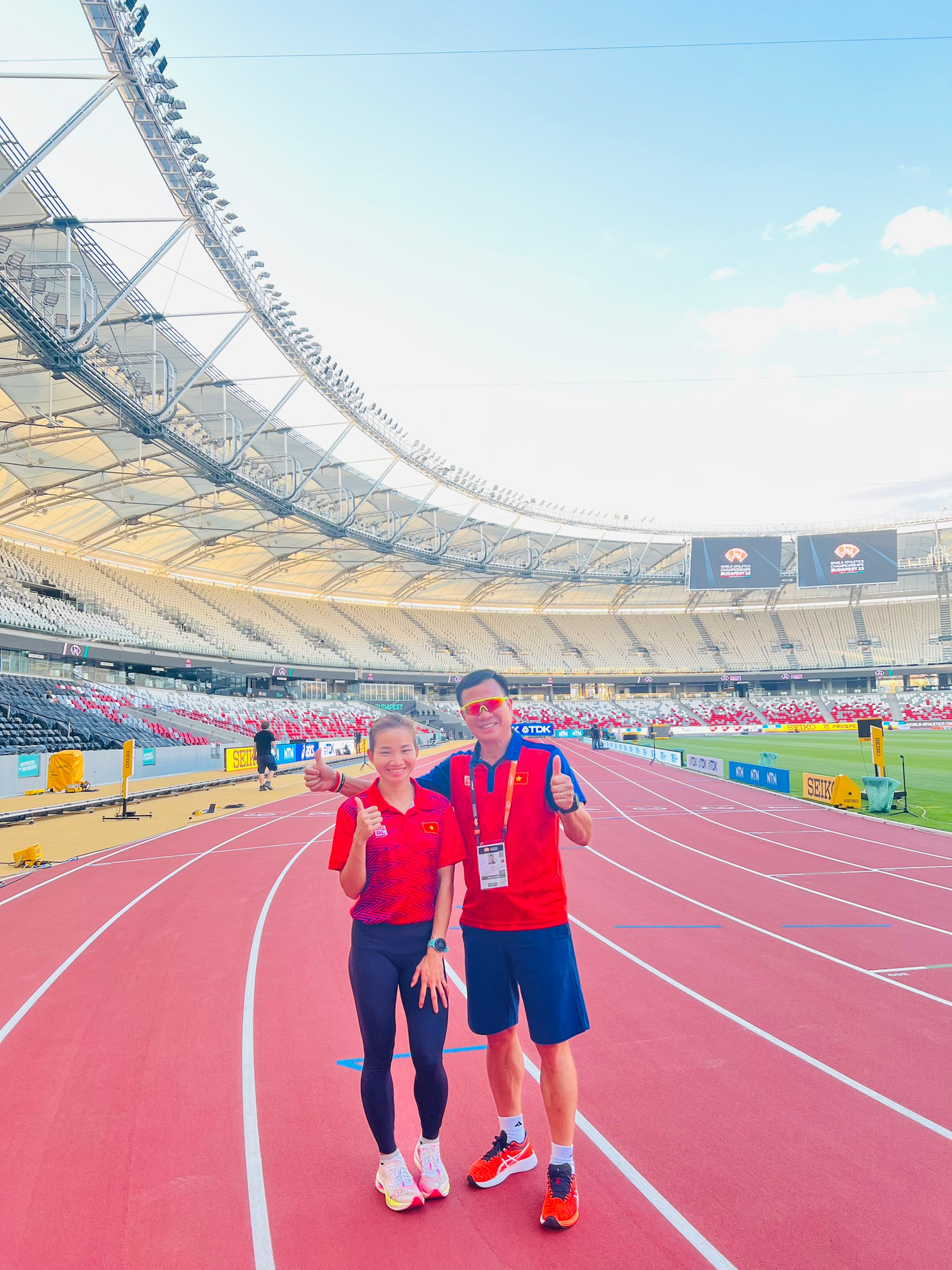 Nguyễn Thị Oanh cùng HLV Trần Văn Sỹ ngày 17/8 đã có mặt tại Hungary để chuẩn bị cho Giải vô địch điền kinh thế giới 2023. Hai thầy trò đã có buổi tham quan sân thi đấu chính. Sân đấu này vừa đi vào hoạt động từ tháng 6 vừa qua, sau khi được đầu tư xây dựng lên tới hơn 650 triệu euro. Sân đấu có vị trí rất đẹp nằm ở phía tây dòng sông nổi tiếng nhất châu Âu là sông Danube.