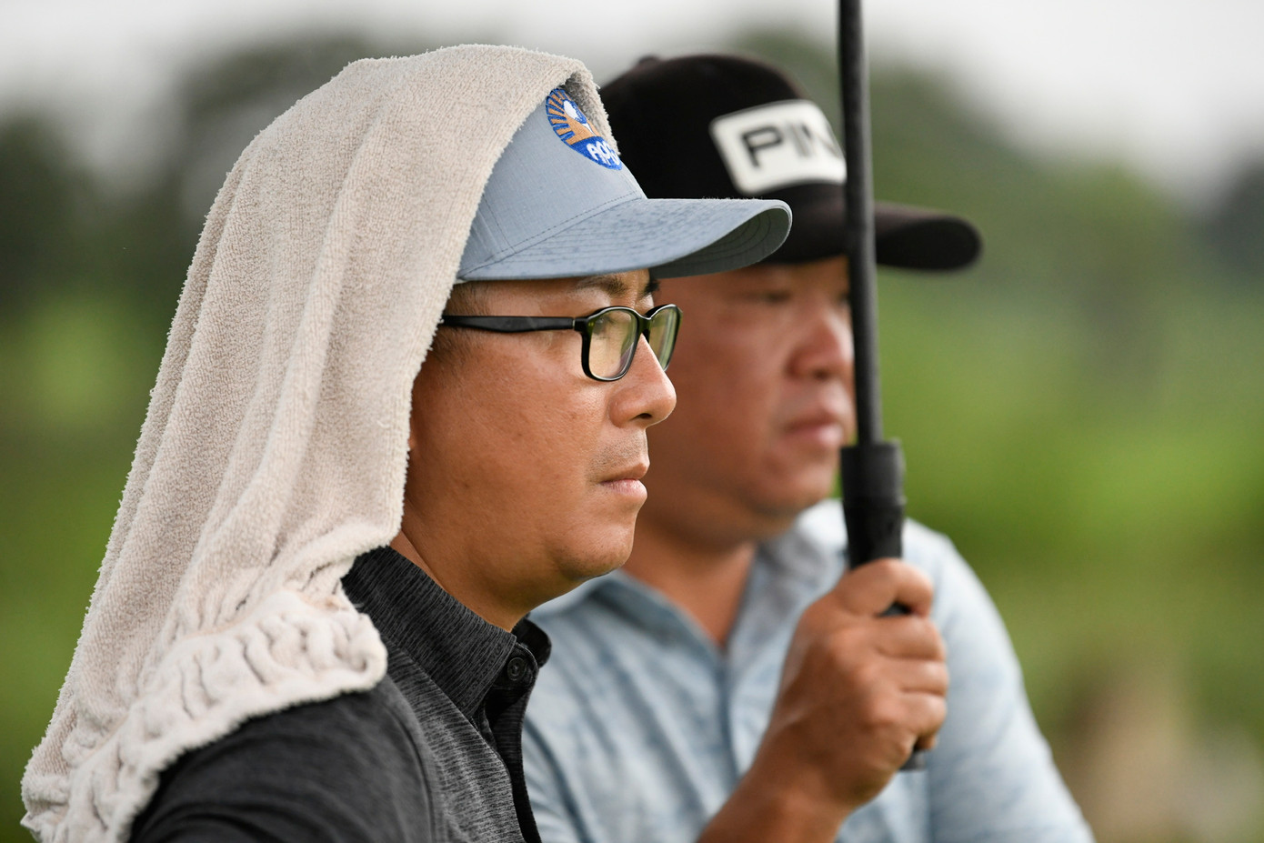 Ông Nguyễn Đặng Sơn - bố của Nguyễn Anh Minh hồi hộp theo dõi từng bước chân của con trai.