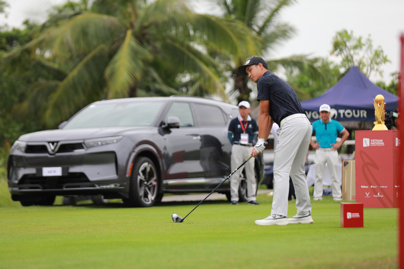 Nguyễn Anh Minh chuẩn bị phát bóng ở hố 1.