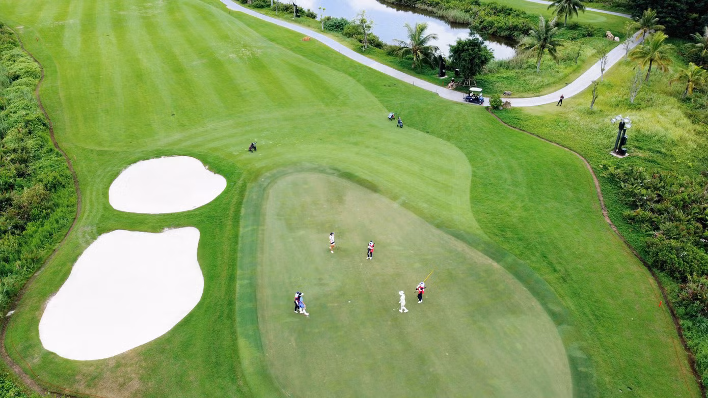 Sân golf đầm lầy được mệnh danh “chuyên gia nhồi bóng”, có thiết kế đặc biệt để gắn kết hài hòa cũng như bảo tồn môi trường đầm lầy tự nhiên.