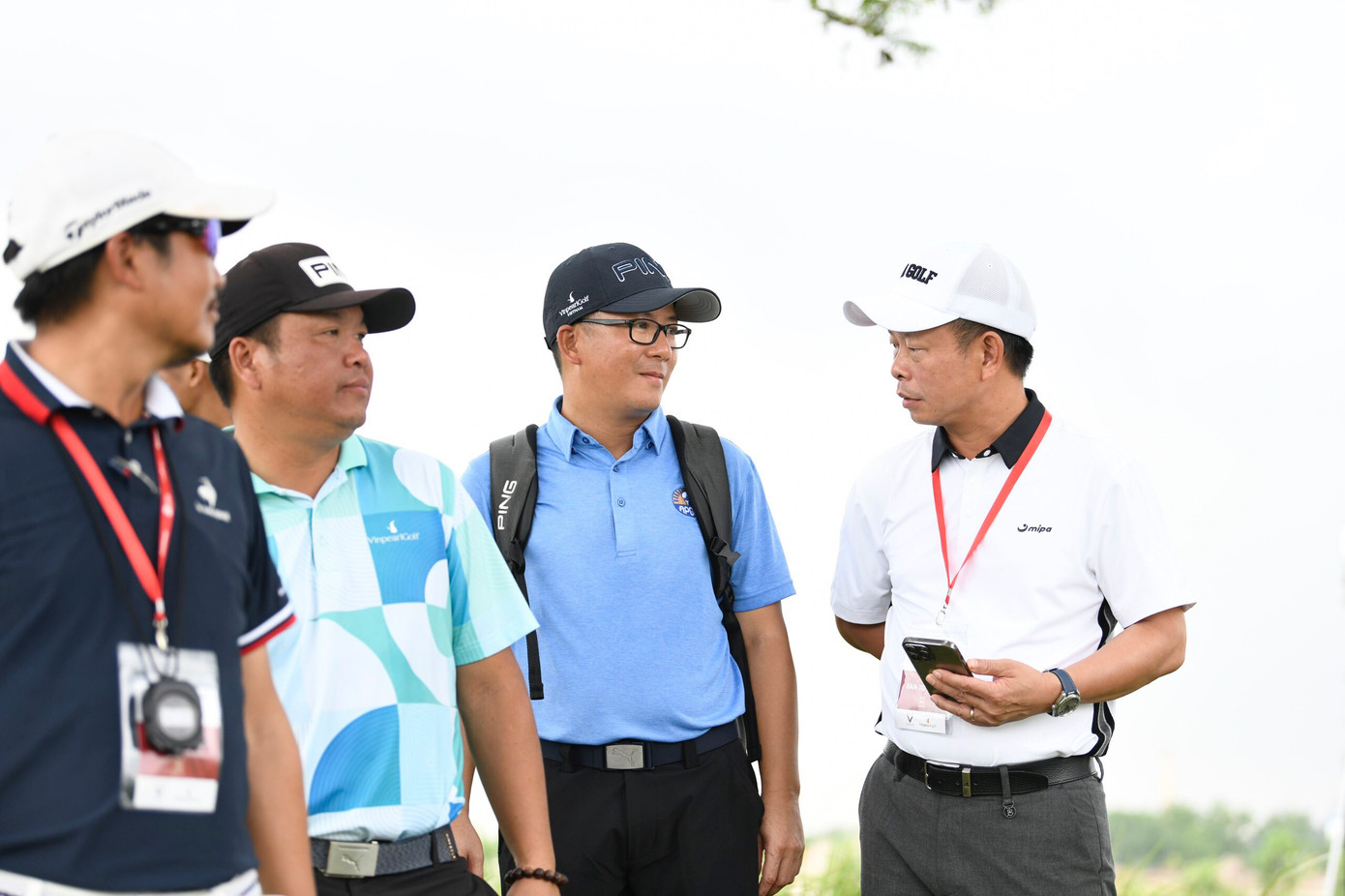 Nhà báo Phùng Công Sưởng trò chuyện cùng ông Nguyễn Đặng Sơn - bố của nhà đương kim vô địch Nguyễn Anh Minh.